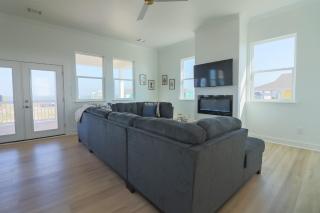 Hot Tub Gulf Views Fireplace BRAND NEW Beach Home in Treasure Island - Freeport - 6
