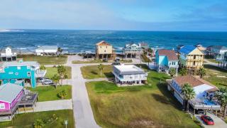 Hot Tub Gulf Views Fireplace BRAND NEW Beach Home in Treasure Island - Freeport - 2