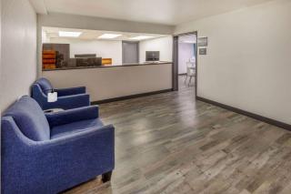 Baymont by Wyndham Laredo - 1