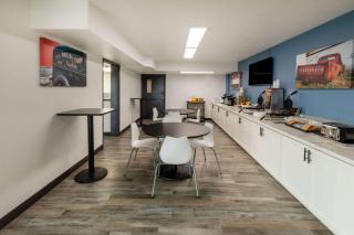 Baymont by Wyndham Laredo - 6