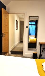 Spacious 6 Bedroom House, 4 Bathrooms, Central, 2 Parking Spaces - Swindon - 3