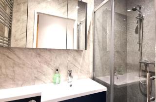Spacious 6 Bedroom House, 4 Bathrooms, Central, 2 Parking Spaces - Swindon - 1