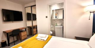Spacious 6 Bedroom House, 4 Bathrooms, Central, 2 Parking Spaces - Swindon - 9