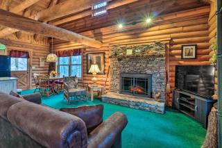 Gatlinburg Log Cabin with Hot Tub and Mountain Views! - Gatlinburg - 5