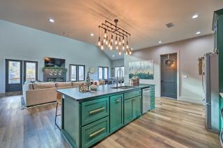 Lavish Riverfront Escape with Gas Grill! - Glenwood - 2