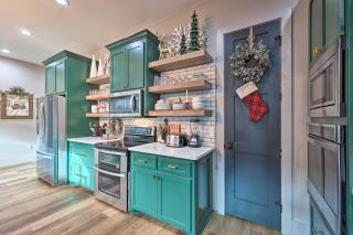 Lavish Riverfront Escape with Gas Grill! - Glenwood - 1