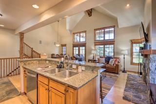 Ski-InandSki-Out Donnelly Townhome with Hot Tub! - Donnelly - 1