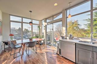 Sleek Seattle Home with Rooftop Patio and Views! - Seattle - 2