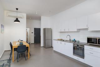New & Bright 2BR with Balcony near Beach by FeelHome - Tel Aviv - 3