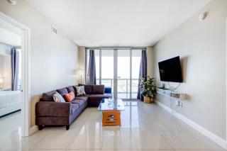 Stunning Penthouse Suite Waterfront 2BD 2BA - Hallandale Beach - 3