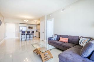 Stunning Penthouse Suite Waterfront 2BD 2BA - Hallandale Beach - 4