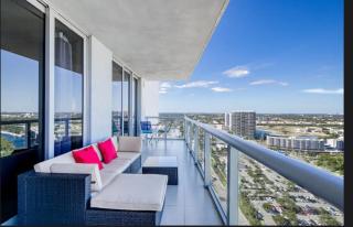 Stunning Penthouse Suite Waterfront 2BD 2BA - Hallandale Beach - 8