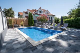 The Oasis - Family-Friendly Holiday Home with Heated Pool - 3