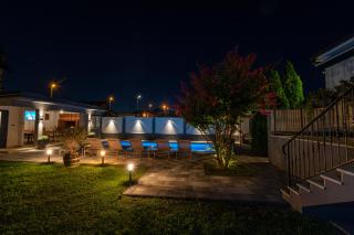The Oasis - Family-Friendly Holiday Home with Heated Pool - 4