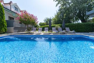 The Oasis - Family-Friendly Holiday Home with Heated Pool - 3