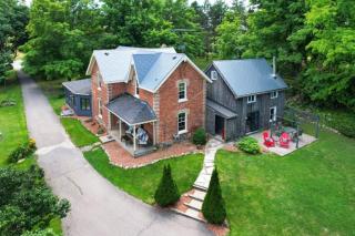 A charming, rustic 150 year old Carriage House - Orangeville - 5