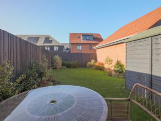 Pass the Keys Serene Home in Leafy Warfield w Private Garden - Bracknell - 8