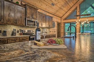 Broken Bow Cabin Deck with Hot Tub and Pool Table! - 1