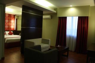 Pose In Hotel Solo - Solo - 1