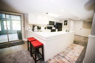 Luxury 5 bedroom home with Pool. - Overland Park - 1