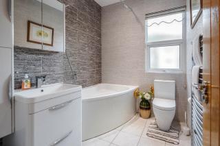 Entire Lovely family home with Parking, Wifi, Netflix, self check-in - Londra - 2