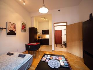 Cozy Central Apt with Garage at GOZSDU Passage - Budapest - 3