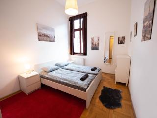 Cozy Central Apt with Garage at GOZSDU Passage - Budapest - 0