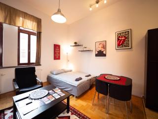 Cozy Central Apt with Garage at GOZSDU Passage - Budapest - 4
