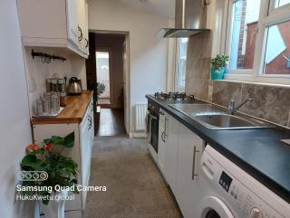 Salisbury House-Huku Kwetu Spacious 4 Bedroom House- Sleeps 6 - Luton Town Centre - Luton - 7