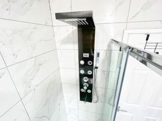 *Sleeps 9* Modern, 4 Bed House, Birmingham - 5