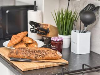 *Sleeps 9* Modern, 4 Bed House, Birmingham - 1