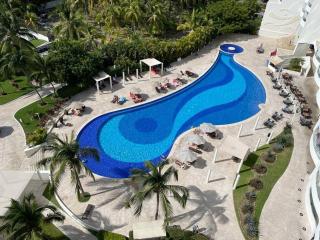 8th Floor Villa Magna Condo - 2