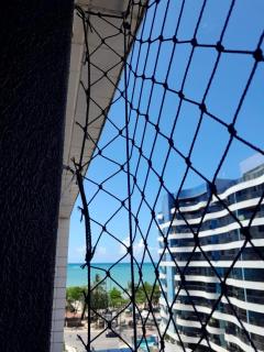NA BEIRA MAR DE PAJUCARA- EDIF NEO- APARTAMENTO QUARTO E SALA - POSSUI VARANDA- VISTA LATERAL DO MAR-RUA JULIO PLECH FILHO 60 ESQUINA COM AVENIDA DOUTOR ANTONIO GOUVEIA - CONSUMO ELETRICO É PAGO No CKECK-OUT - 1 KWH É 1,35 REIAS - TEM TELA DE PROTEÇÃO - 3