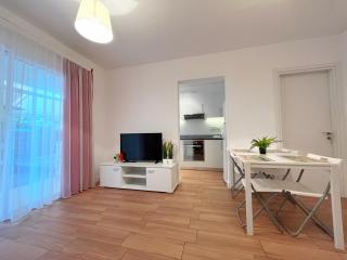 Central 2 Bedroom Apt Terrace and Pool - 8
