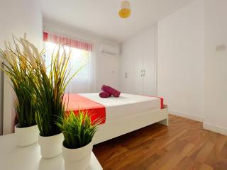 Central 2 Bedroom Apt Terrace and Pool - 5