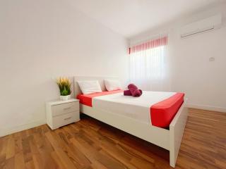 Central 2 Bedroom Apt Terrace and Pool - 4