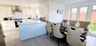 Modern Bed at Bicester Village, Kingsmere - Bicester - 6