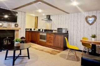 The Birch Cabin with hot tub - Bristol - 5