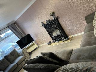 Tudor House - 6 guests -Off street parking -Quiet location - Secure Garden - Pemberton - 8