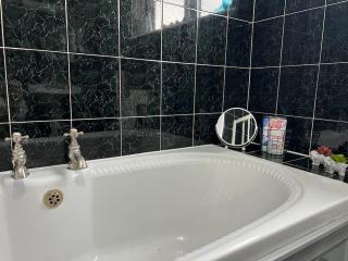 Tudor House - 6 guests -Off street parking -Quiet location - Secure Garden - Pemberton - 7