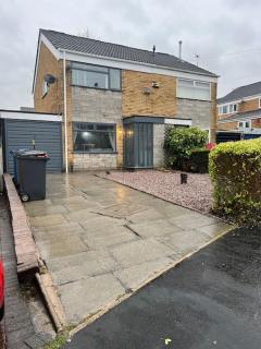 Tudor House - 6 guests -Off street parking -Quiet location - Secure Garden - Pemberton - 6