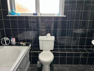 Tudor House - 6 guests -Off street parking -Quiet location - Secure Garden - Pemberton - 5