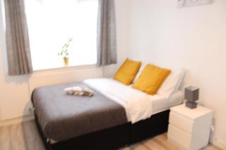Dartford Kent House - Hosted by Castile Accommodations Ltd - 3