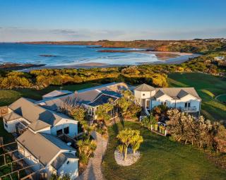 1-bedroom unit with balcony and ocean views! - Smiths Beach - 8
