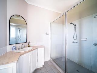 1-bedroom unit with balcony and ocean views! - Smiths Beach - 7