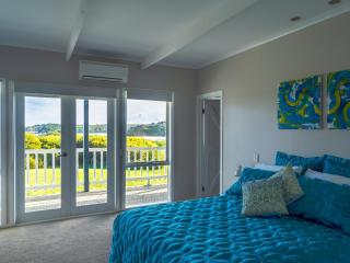 1-bedroom unit with balcony and ocean views! - Smiths Beach - 6