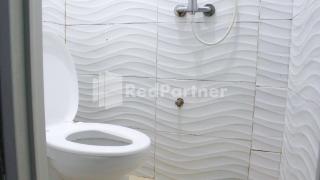 Snow White Residence near Grogol Mitra RedDoorz - 4