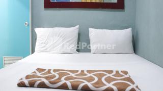 Snow White Residence near Grogol Mitra RedDoorz - 3