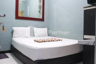 Snow White Residence near Grogol Mitra RedDoorz - 1
