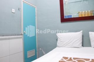 Snow White Residence near Grogol Mitra RedDoorz - 2